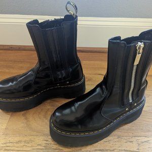 Dr. Martens Womens 2976 MAX Leather Platform Chelsea Boots Black Buttero color